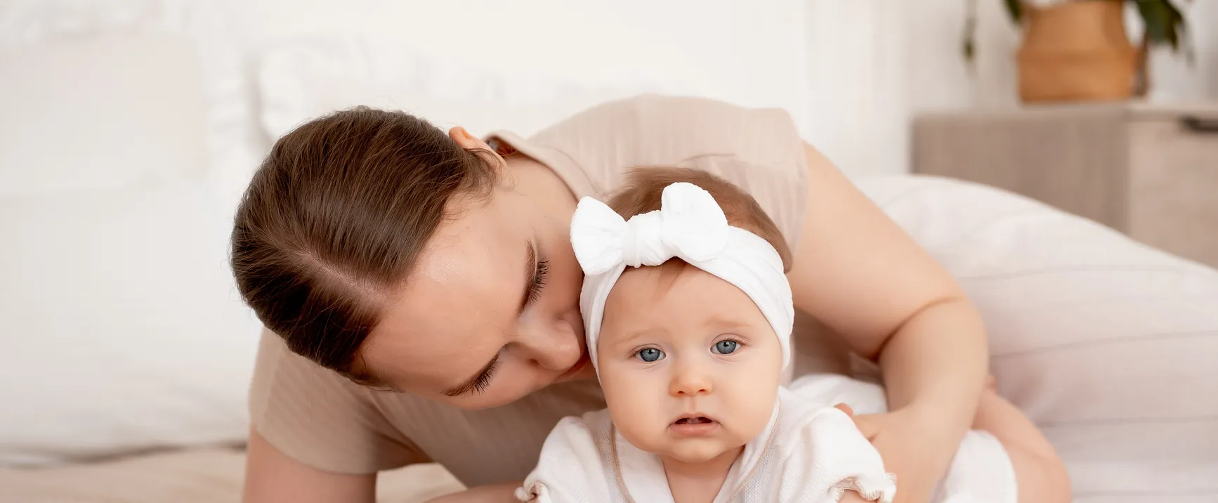 Mãe com o bebé ao colo depois do parto
